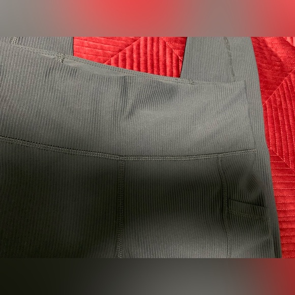 Old Navy Active Powersoft black, ribbed high-rise leggings - Picture 5 of 16